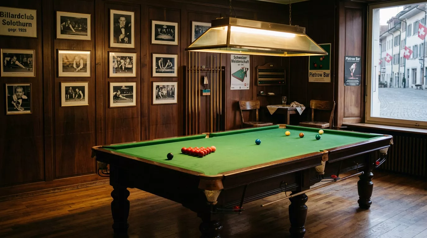 Snooker-Tisch in einem Schweizer Billard-Club mit Holzvertäfelung und gedämpftem Licht