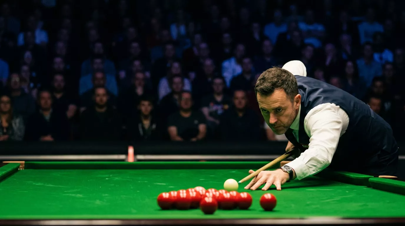 Snooker-Profi am grünen Tisch des Crucible Theatre während eines Frames