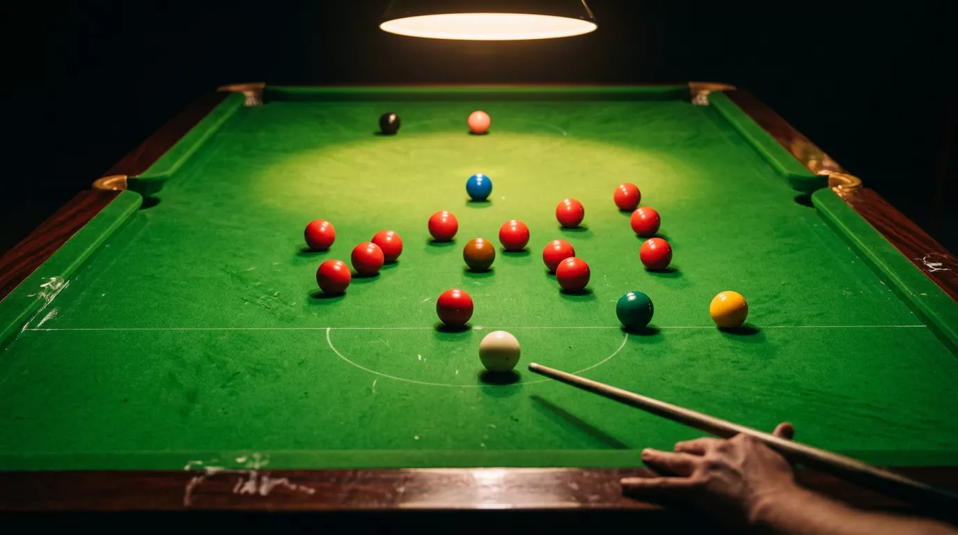 Snooker-Tisch mit aufgebauten farbigen Bällen und weisser Spielkugel kurz vor dem Break
